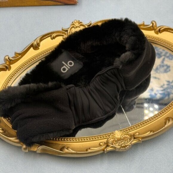 🆕 ALO YOGA 🧿 NWOT Faux Fur Ear Warmers - Black - Picture 13 of 13